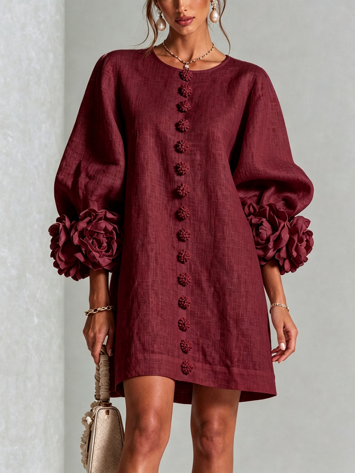 Ilaria | Vestido mini de mezcla de lino con puños de rosa, burdeos