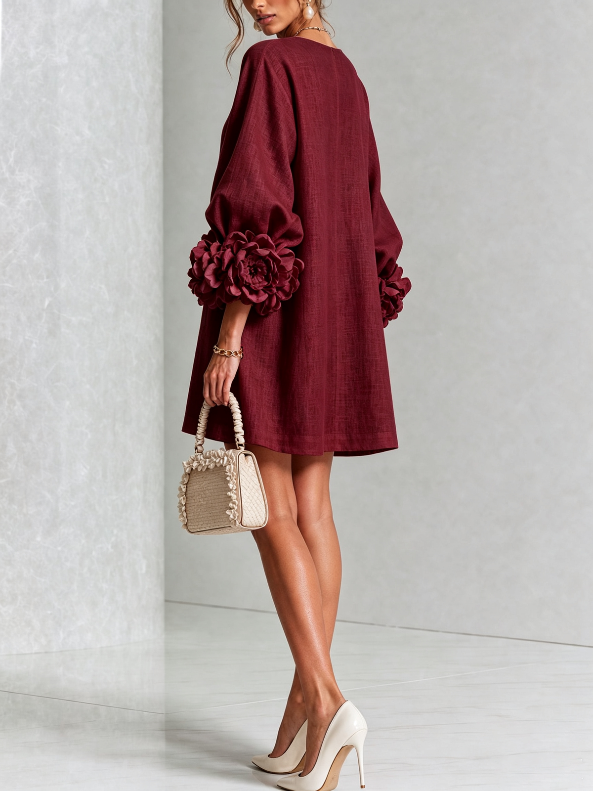 Ilaria | Vestido mini de mezcla de lino con puños de rosa, burdeos
