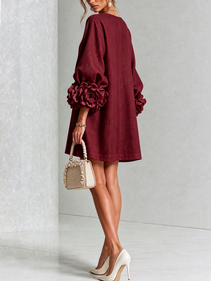 Ilaria | Vestido mini de mezcla de lino con puños de rosa, burdeos