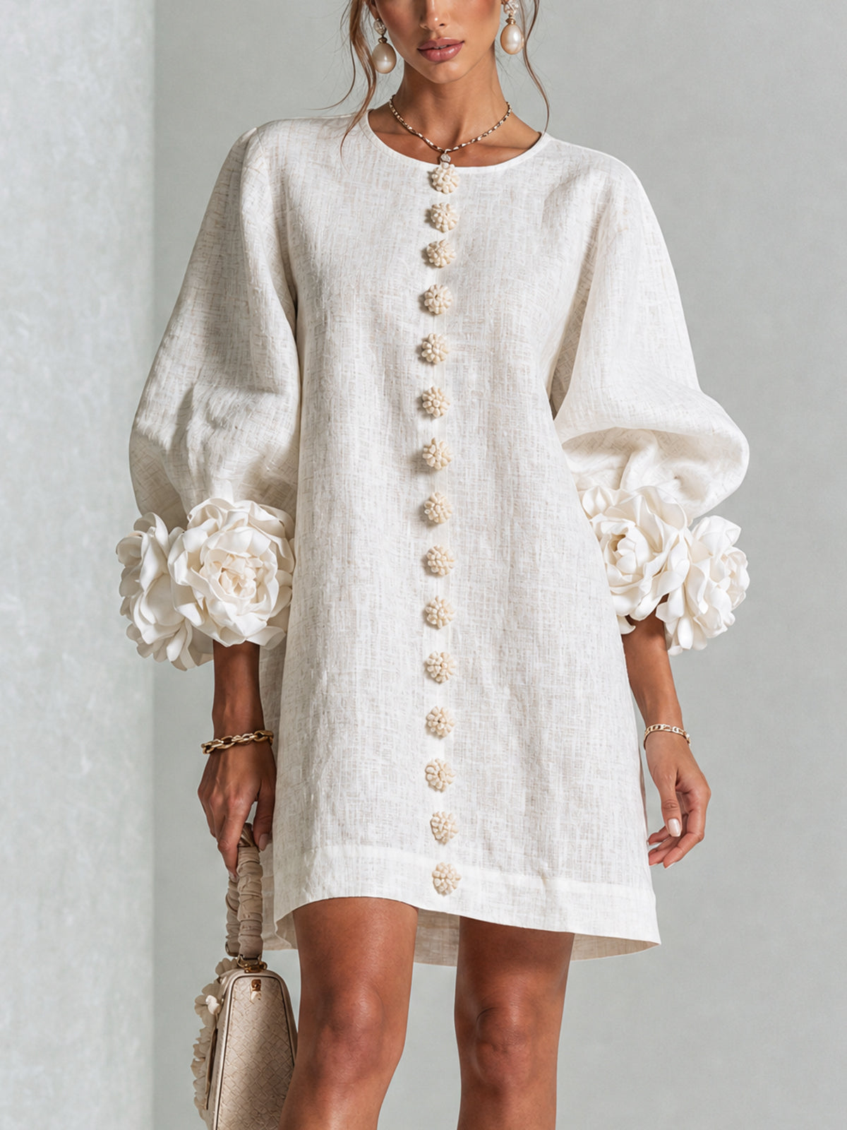 Chiara | Vestido mini de mezcla de lino con puños rosas, blanco