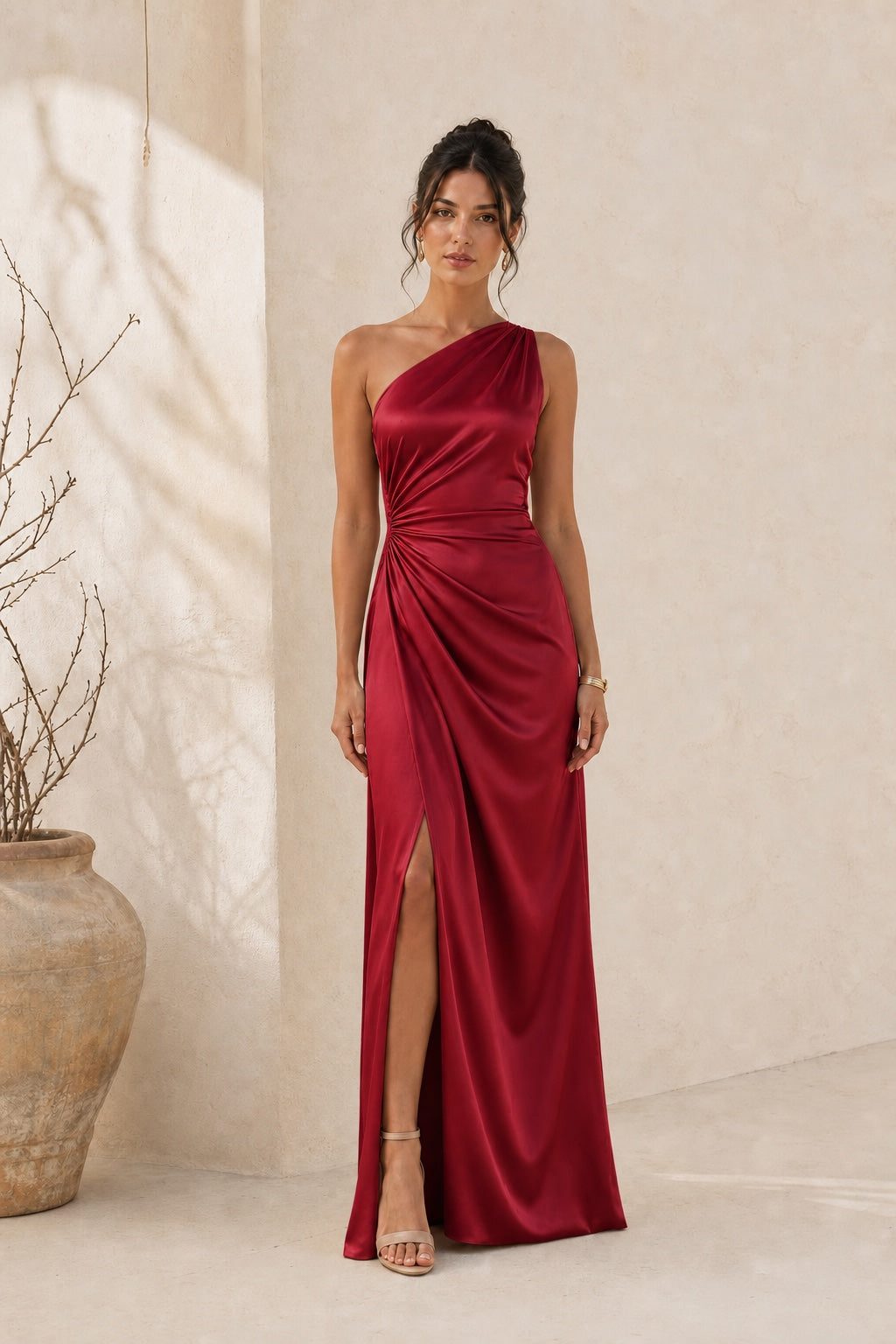 Vestido Aura en carmín, largo de satén con drapeado lateral