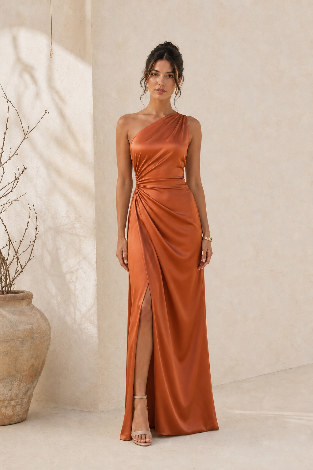 Vestido Aura en teja, largo de satén de un solo hombro con abertura