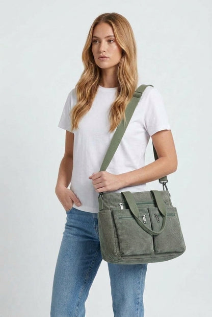 Bruna bolso de hombro de pana verde llevado por modelo