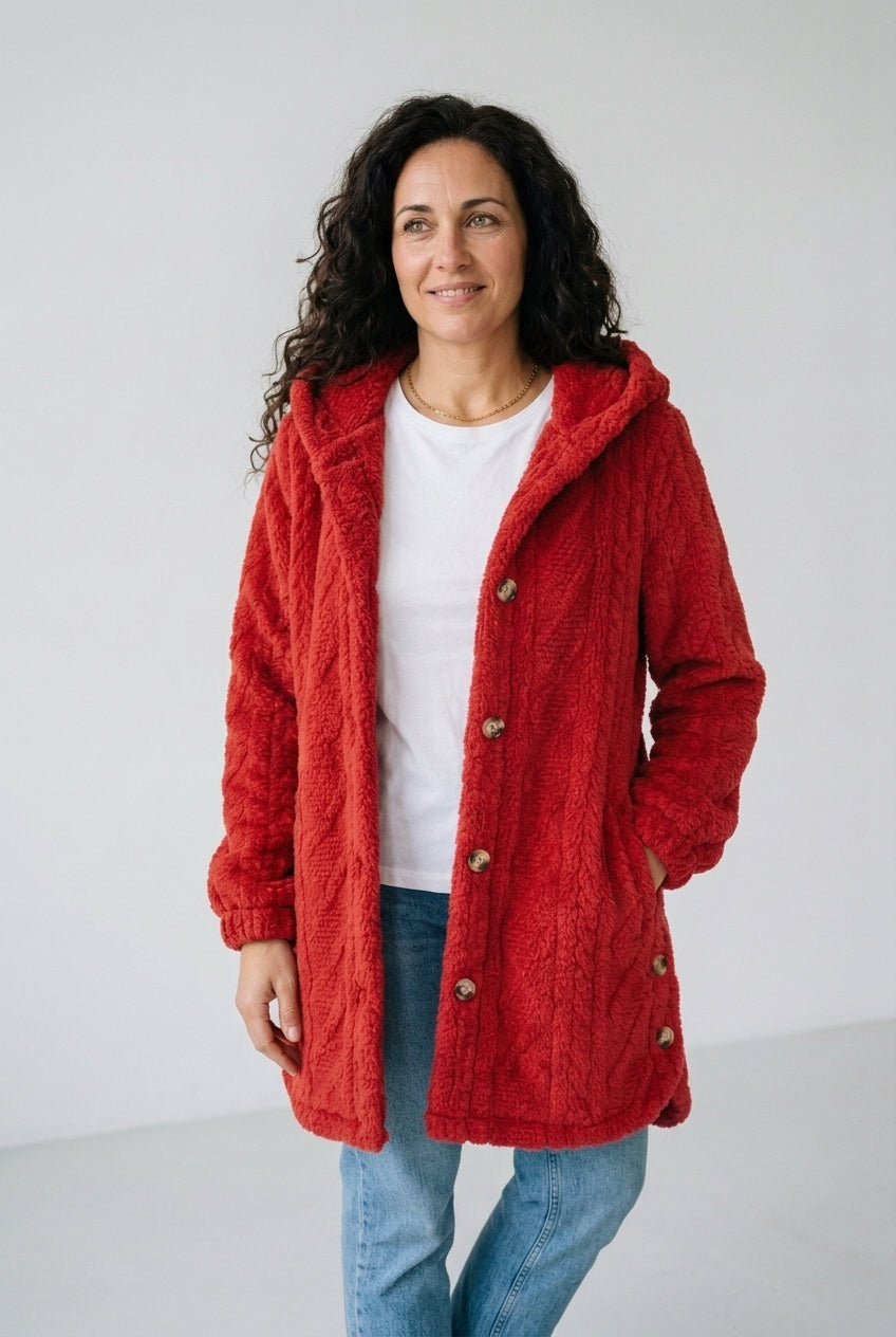 Elena chaqueta de punto con capucha llevada por modelo